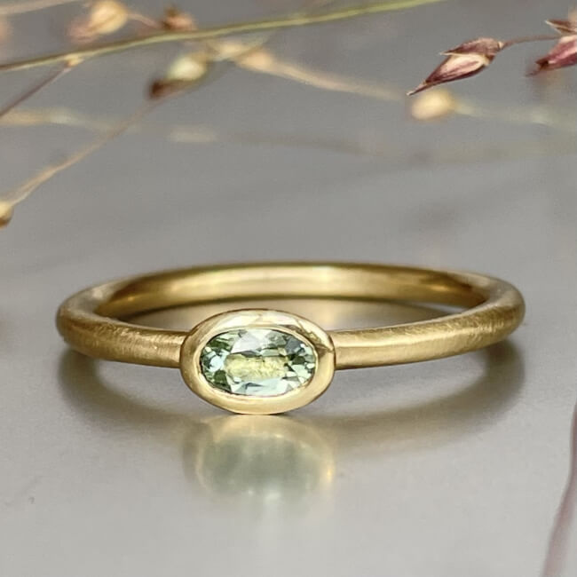 Goldener Ring mit Edelstein